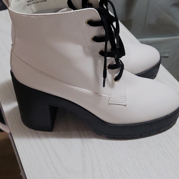 White boots - Picture 1 of 3